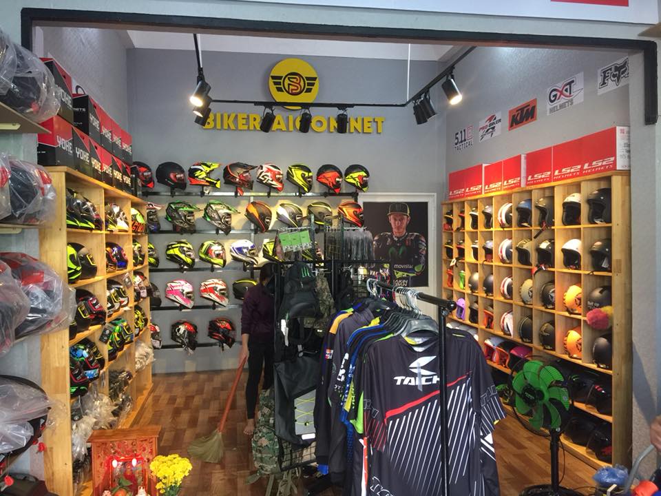 Cửa hàng Bikersaigon nổi tiếng là địa điểm chuyên cung cấp những dụng cụ, phụ kiện đi phượt nổi tiếng đến từ các thương hiệu nổi tiếng như: Royal, Avex, Givi,…