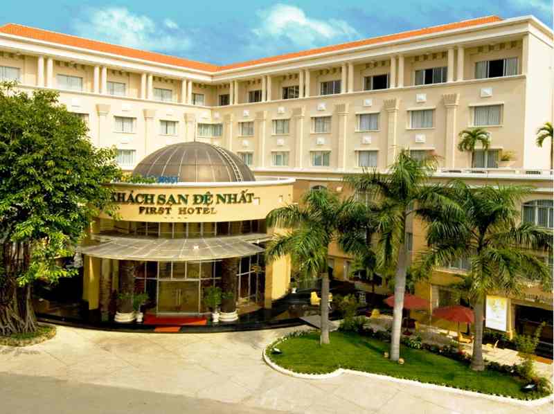 Đào tạo các chuyên ngành liên quan đến mảng Du lịch – Khách sạn. Nổi tiếng là mô hình trường đào tạo kèm với khách sạn 4 sao đầu tiên tại Việt Nam