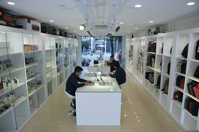 Cửa hàng đi vào hoạt động từ đầu năm 2011, chuyên cung cấp những thiết bị điện tử chẳng hạn như máy tính, laptop, ổ cứng, màn hình,