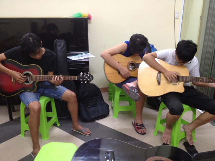 Được giảng dạy bởi đội ngũ giảng viên với nhiều kinh nghiệm, Ngũ Cung sẽ giúp học viên có thể tự tin biểu diễn với chiếc đàn guitar của mình