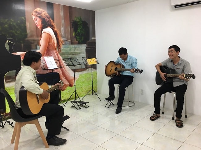 Việt Thương được biết đến là trung tâm dạy đàn guitar tại TPHCM uy tín và chất lượng