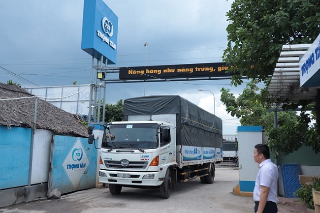 Vận chuyển hàng hóa bằng xe tải Công Ty TNHH DV Vận tải Trọng Tấn